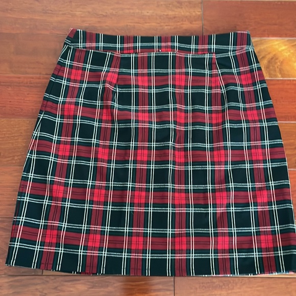Plaid skirt with front zipper. Size XS. Like brand new. - Picture 4 of 4